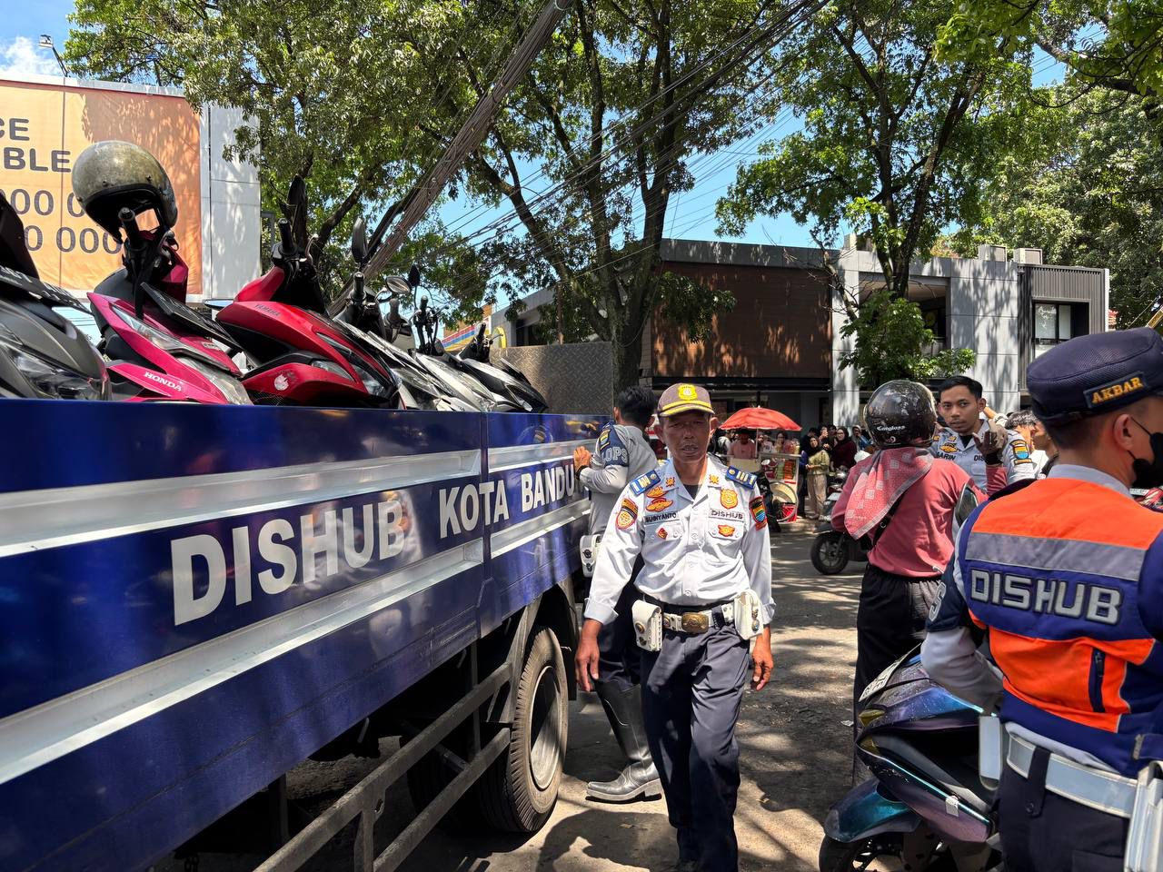 Pemkot Bandung Siapkan Solusi Permanen Atasi Parkir Liar, Farhan Dorong Konsep Park and Ride