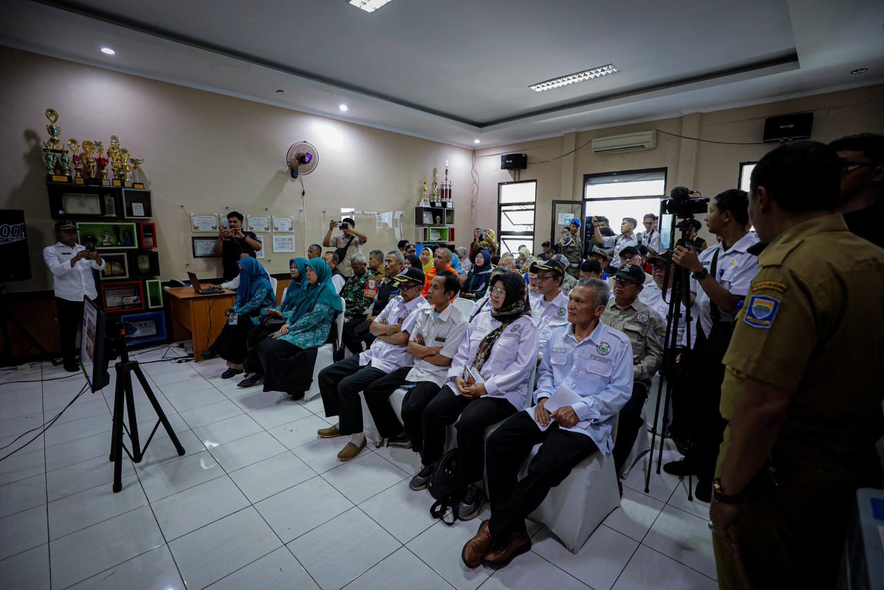 Siskamling Siaga Bencana ke-64 Ungkap Titik Rawan Banjir di Cisaranten Bina Harapan
