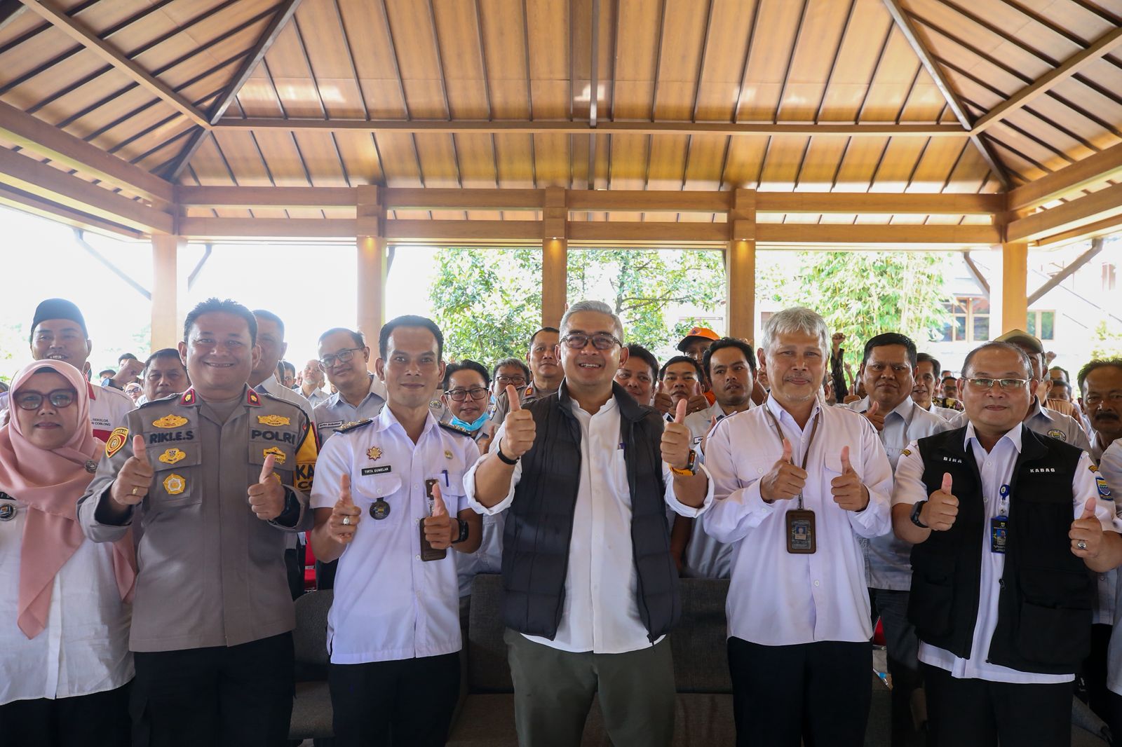 Pelantikan Pengurus RT dan RW Sekeloa 2026–2031, Wali Kota Farhan Tegaskan Peran Strategis Kewilayahan untuk Bandung Utama Pelantikan Pengurus RT dan RW Sekeloa 2026–2031, Wali Kota Farhan Tegaskan Peran Strategis Kewilayahan untuk Bandung Utama