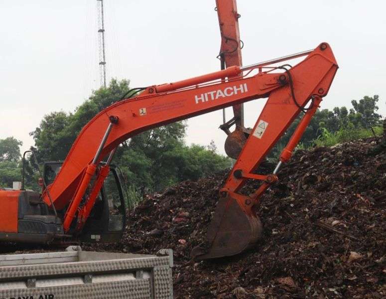 Pemkab Bekasi Kerahkan Armada Bersihkan 157 Ton Sampah di KM 19 Tol Jakarta–Cikampek