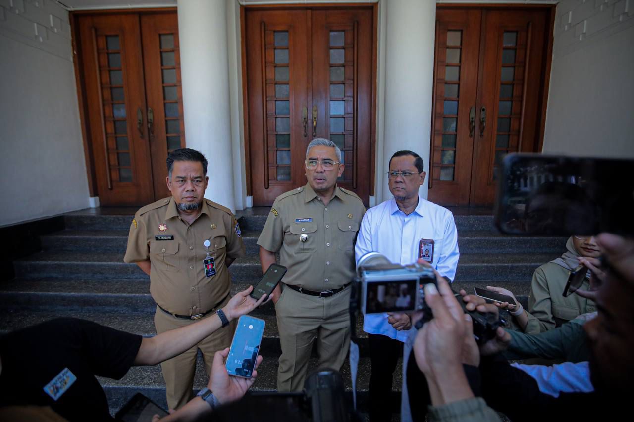 Wali Kota Bandung Sampaikan Duka Mendalam atas Wafatnya Warga Usai Laga Persib vs Persija Wali Kota Bandung Sampaikan Duka Mendalam atas Wafatnya Warga Usai Laga Persib vs Persija
