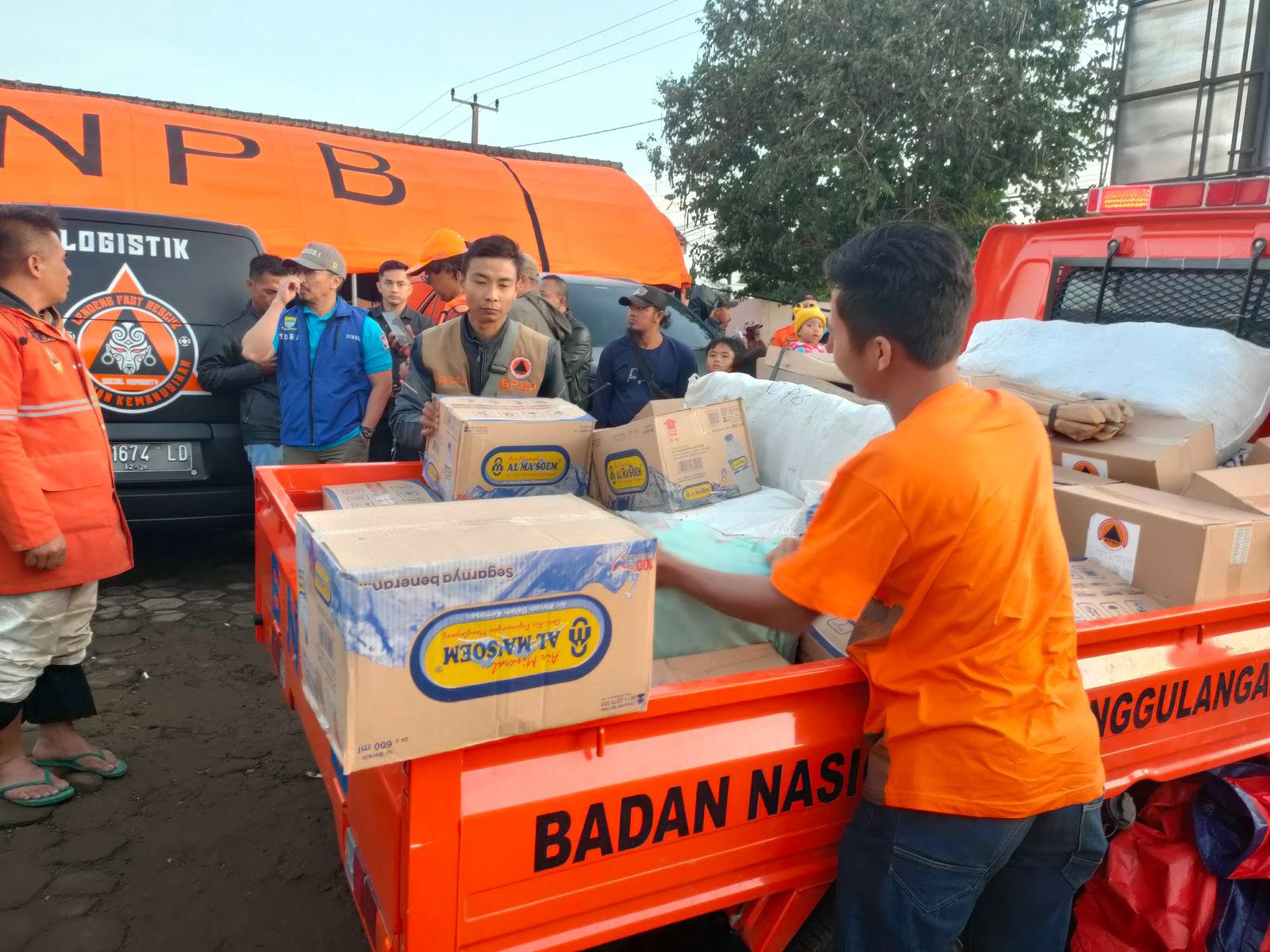 Dinsos Kota Bandung dan Tagana Turun Langsung Tangani Longsor Cisarua Lembang