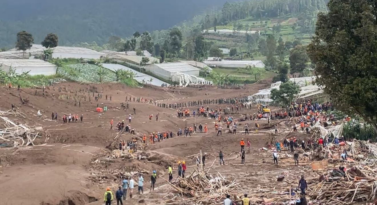 Diskarmatan Kota Bandung Turun Langsung Tangani Longsor Cisarua, Evakuasi Korban Dilakukan Sejak Hari Pertama