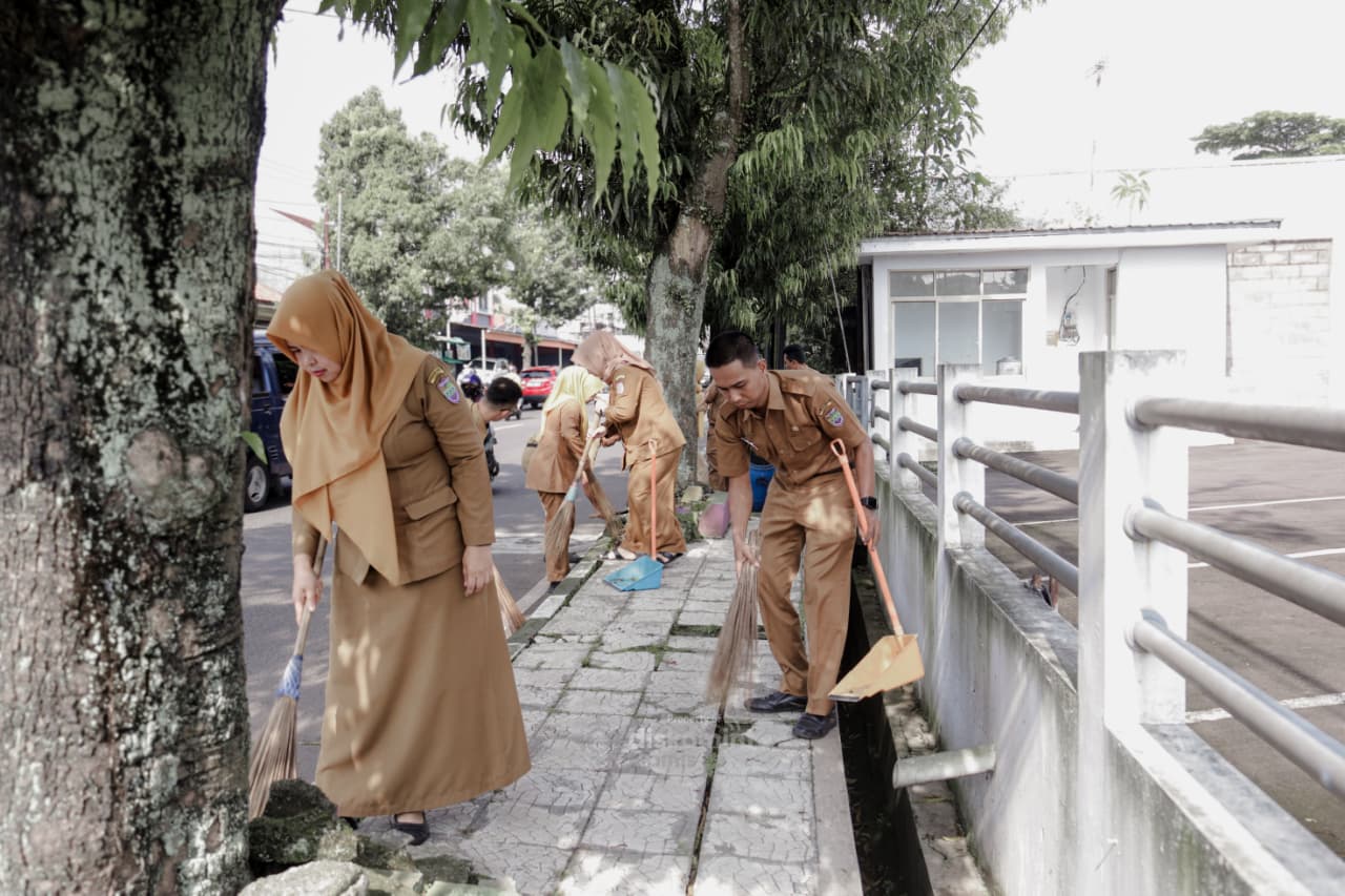 Tak Hanya Kantor, Jalan Nasional Disisir: Gerakan Besar Pemkab Ciamis Jaga Kebersihan Tak Hanya Kantor, Jalan Nasional Disisir: Gerakan Besar Pemkab Ciamis Jaga Kebersihan