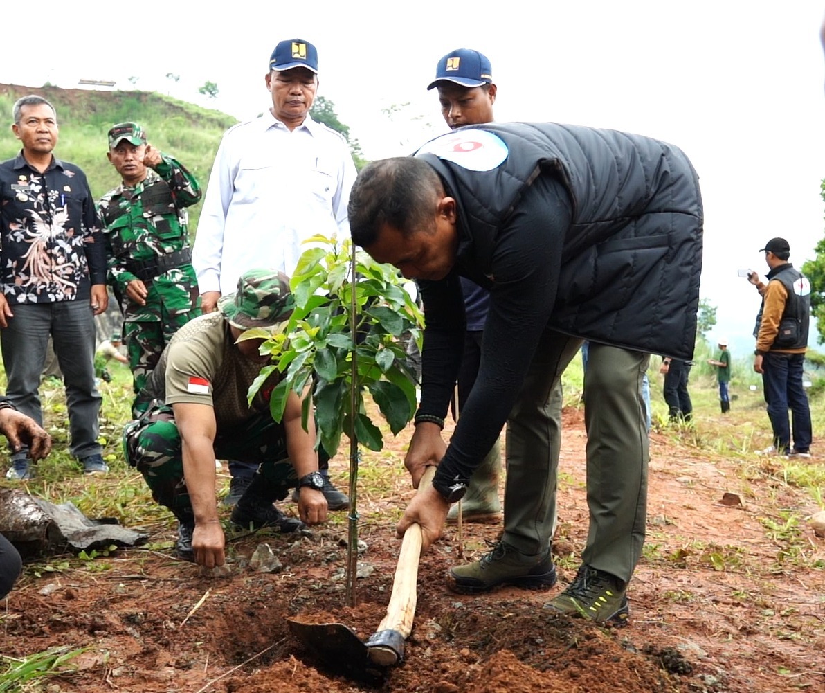 Dankodiklatad Pimpin Penanaman 500 Pohon di Jatigede, Wujud Kepedulian Lingkungan dan Sinergi Bersama Komunitas