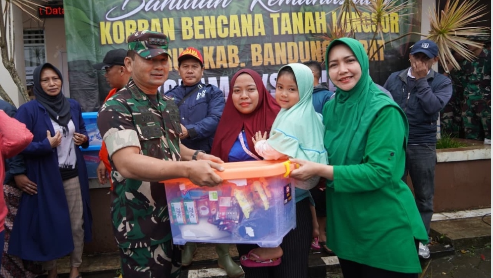 Danrem 062/Tn Serahkan Bantuan Kemanusiaan Pangdam III/Slw Bagi Korban Tanah Longsor di Pasirlangu KBB
