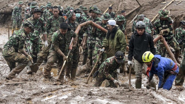 TNI AL Berduka, 23 Prajurit Marinir Gugur dalam Longsor Saat Latihan Pratugas di Cisarua Bandung Barat
