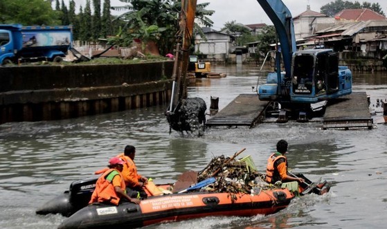 Banjir Rendam 18 RT di Jakarta Selatan dan Jakarta Timur Jelang Subuh, Tinggi Air Capai 150 Cm