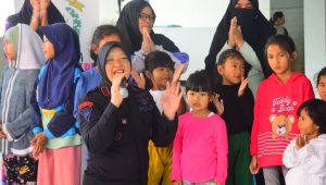 Brimob Polda Jabar Salurkan Bantuan dan Trauma Healing untuk Korban Longsor Pasirlangu Brimob Polda Jabar Salurkan Bantuan dan Trauma Healing untuk Korban Longsor Pasirlangu
