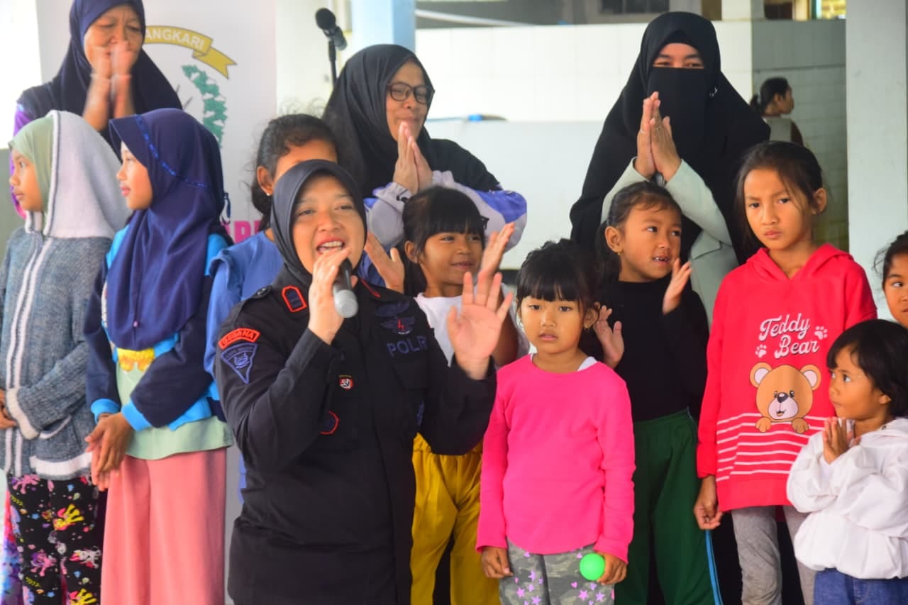 Brimob Polda Jabar Salurkan Bantuan dan Trauma Healing untuk Korban Longsor Pasirlangu Brimob Polda Jabar Salurkan Bantuan dan Trauma Healing untuk Korban Longsor Pasirlangu