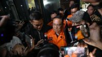 Ironi Pati: Warga Bertahan di Tengah Banjir, Bupati Sudewo Ditetapkan KPK sebagai Tersangka Pemerasan Jabatan Desa Ironi Pati: Warga Bertahan di Tengah Banjir, Bupati Sudewo Ditetapkan KPK sebagai Tersangka Pemerasan Jabatan Desa