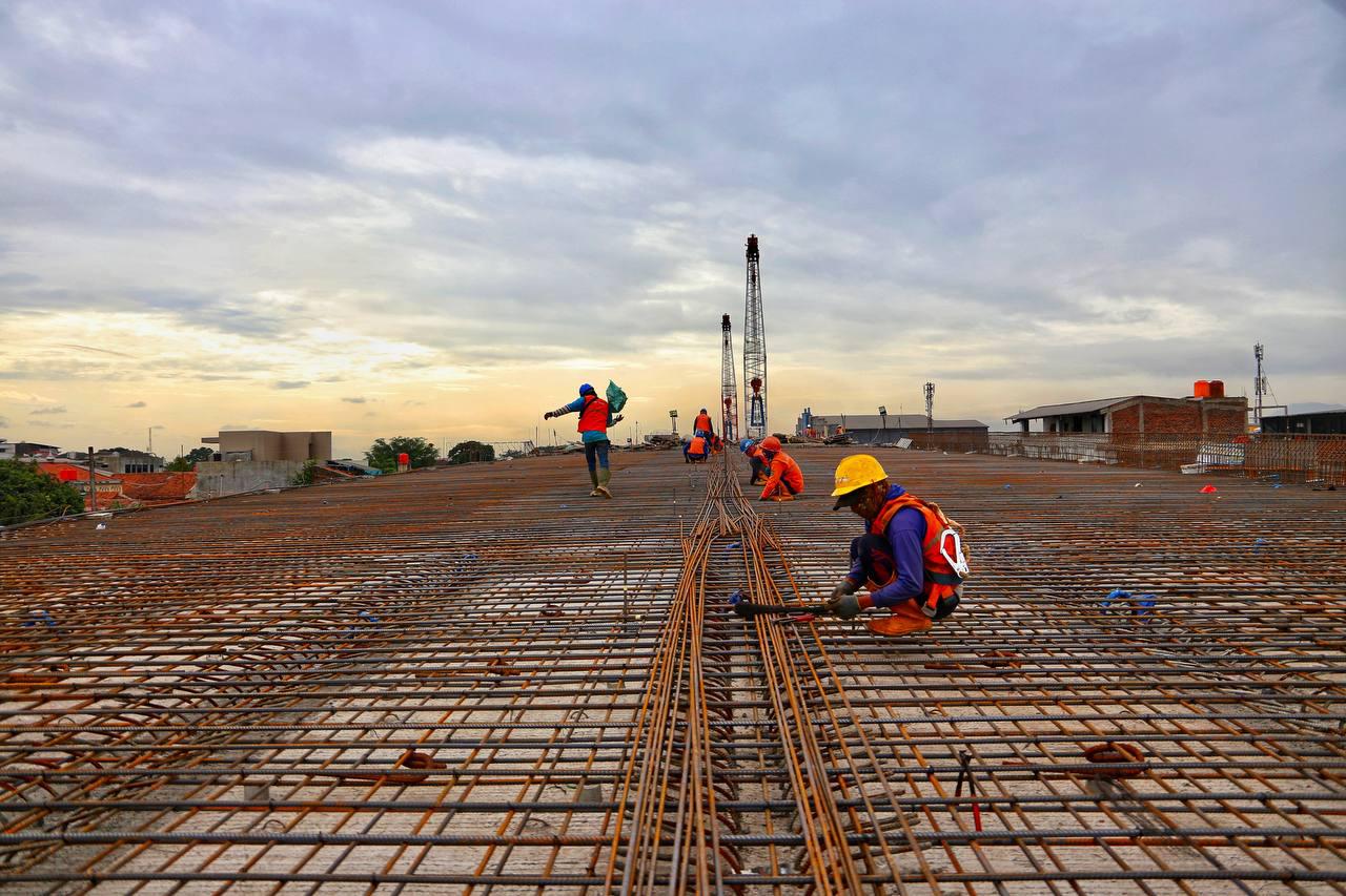 Komitmen pembangunan infrastruktur di Kota Bandung tahun 2026 semakin diperkuat. Anggaran infrastruktur jalan melonjak signifikan dari Rp130 miliar menjadi Rp300 miliar. Kenaikan ini menjadi sinyal keseriusan pemerintah kota dalam memperbaiki kualitas jalan dan konektivitas wilayah.

Wali Kota Bandung, Muhammad Farhan, menegaskan bahwa lonjakan anggaran tersebut tidak boleh sekadar besar di atas kertas. Menurutnya, perencanaan harus matang agar seluruh anggaran dapat terserap optimal dan