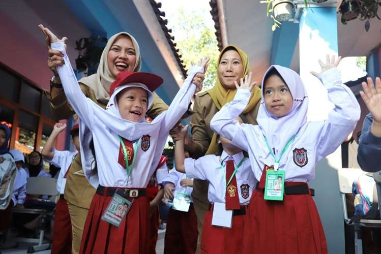 22.924 Siswa SD dan SMP di Bandung Terima Bantuan Rawan Melanjutkan Pendidikan 2025