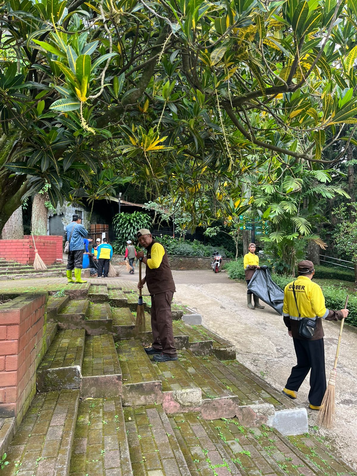 100 Personel Gabungan Bersihkan Kebun Binatang Bandung, Kecamatan Coblong Gerak Cepat Jawab Keluhan Warga