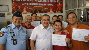Imlek 2026, 44 Warga Binaan Konghucu Terima Remisi Khusus dari Ditjenpas Imlek 2026, 44 Warga Binaan Konghucu Terima Remisi Khusus dari Ditjenpas Baca artikel CNN Indonesia "44 Napi Konghucu Terima Remisi di Hari Raya Imlek 2026" selengkapnya di sini: https://www.cnnindonesia.com/nasional/20260217083815-12-1328826/44-napi-konghucu-terima-remisi-di-hari-raya-imlek-2026. Download Apps CNN Indonesia sekarang https://app.cnnindonesia.com/