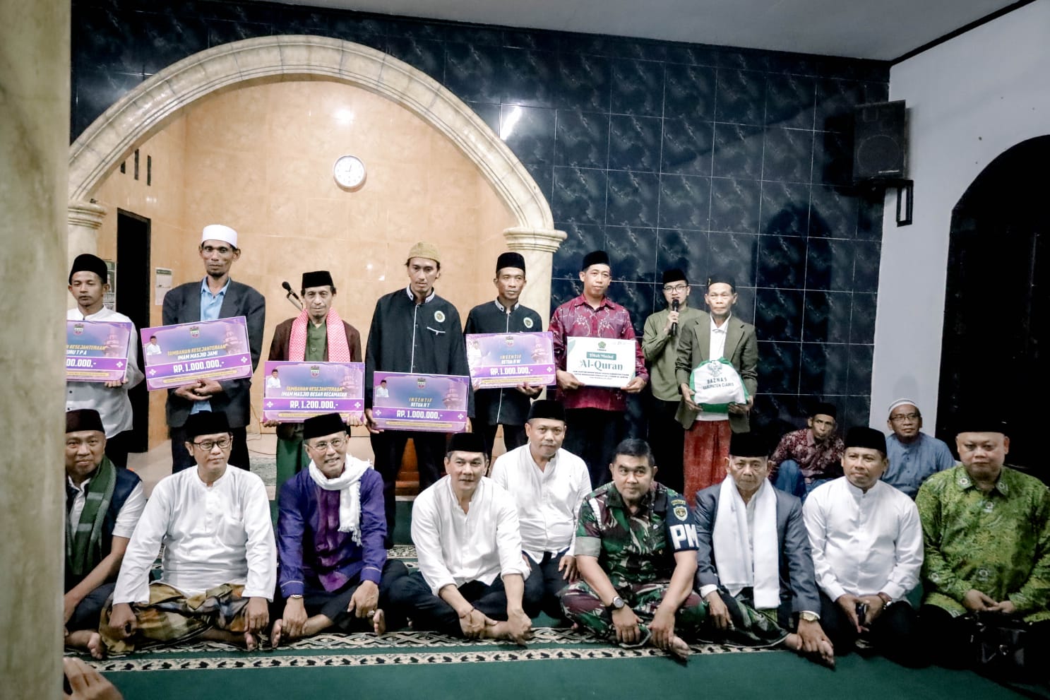 Suasana hangat Ramadhan terasa kental saat Pemerintah Kabupaten Ciamis menggelar Tarawih Keliling (Tarling) tingkat kabupaten di wilayah Eks Kewadanan Rancah, Jumat (27/02/2026) malam. Kegiatan yang mencakup Kecamatan Rancah, Cisaga, dan Sukadana itu menjadi momentum mempererat silaturahmi antara pemerintah daerah dan masyarakat.

Hadir langsung dalam kegiatan tersebut Bu