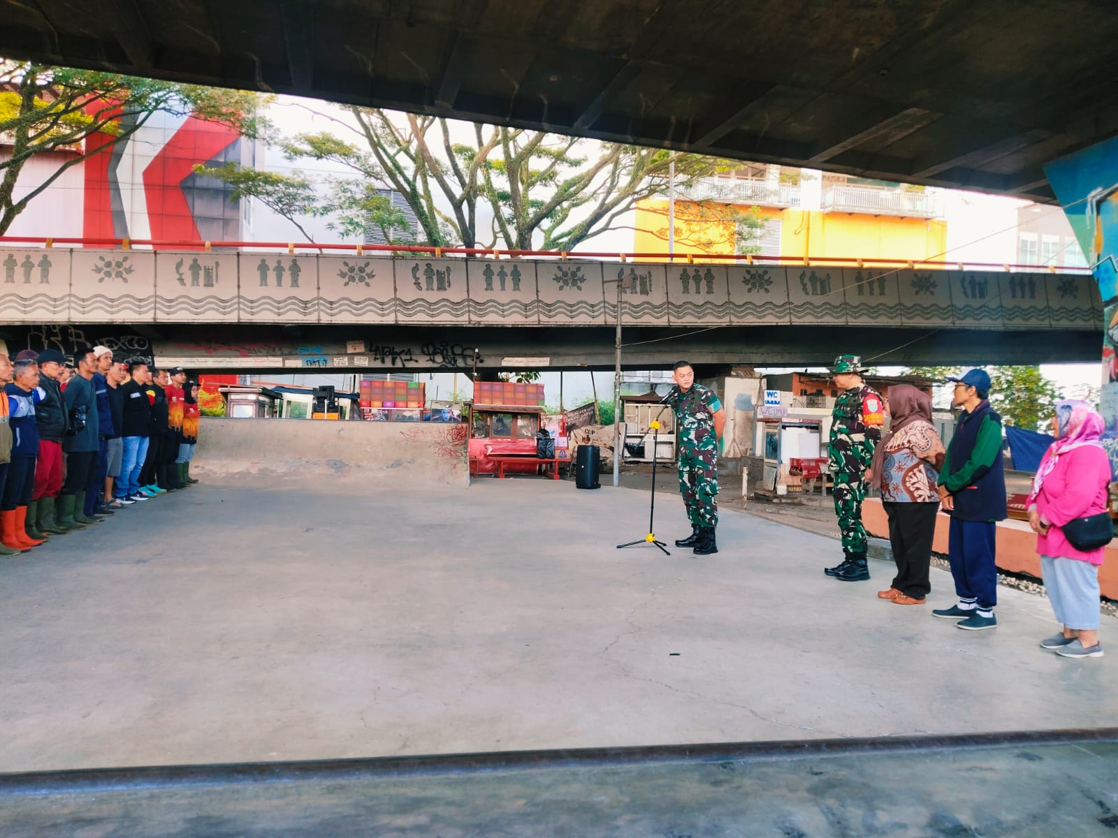 Kodim 0618/KB Gelar Karya Bhakti Bersih Sampah Lingkungan di Wilayah Tamansari. Kodim 0618/KB Gelar Karya Bhakti Bersih Sampah Lingkungan di Wilayah Tamansari.