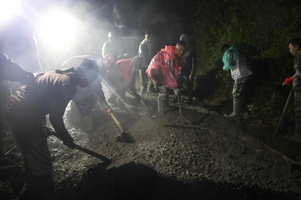 Satgas TMMD Reguler ke-127 Kodim 0624/Kab. Bandung Laksanakan Pengecoran Jalan di Desa Cipelah Kecamatan Rancabali