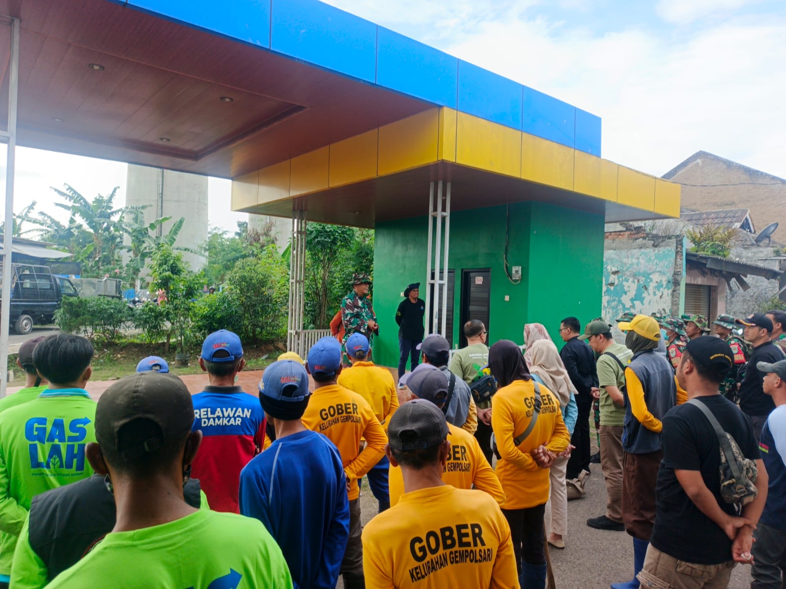 Kodim 0618/Kota Bandung melaksanakan kegiatan Kerja Bhakti Kamis Bersih dari Sampah Lingkungan di lokasi Jalan Rengas RW. 05 / RT 07 Kelurahan Gempol Sari Kecamatan Bandung Kulon, Kamis (26/02/2026).

Maksud dan tujuan dilaksanakan kegiatan kerja bhakti kamis bersih tersebut dalam rangka sebagai bentuk mensukseskan dari Gerakan Indonesia Asri.