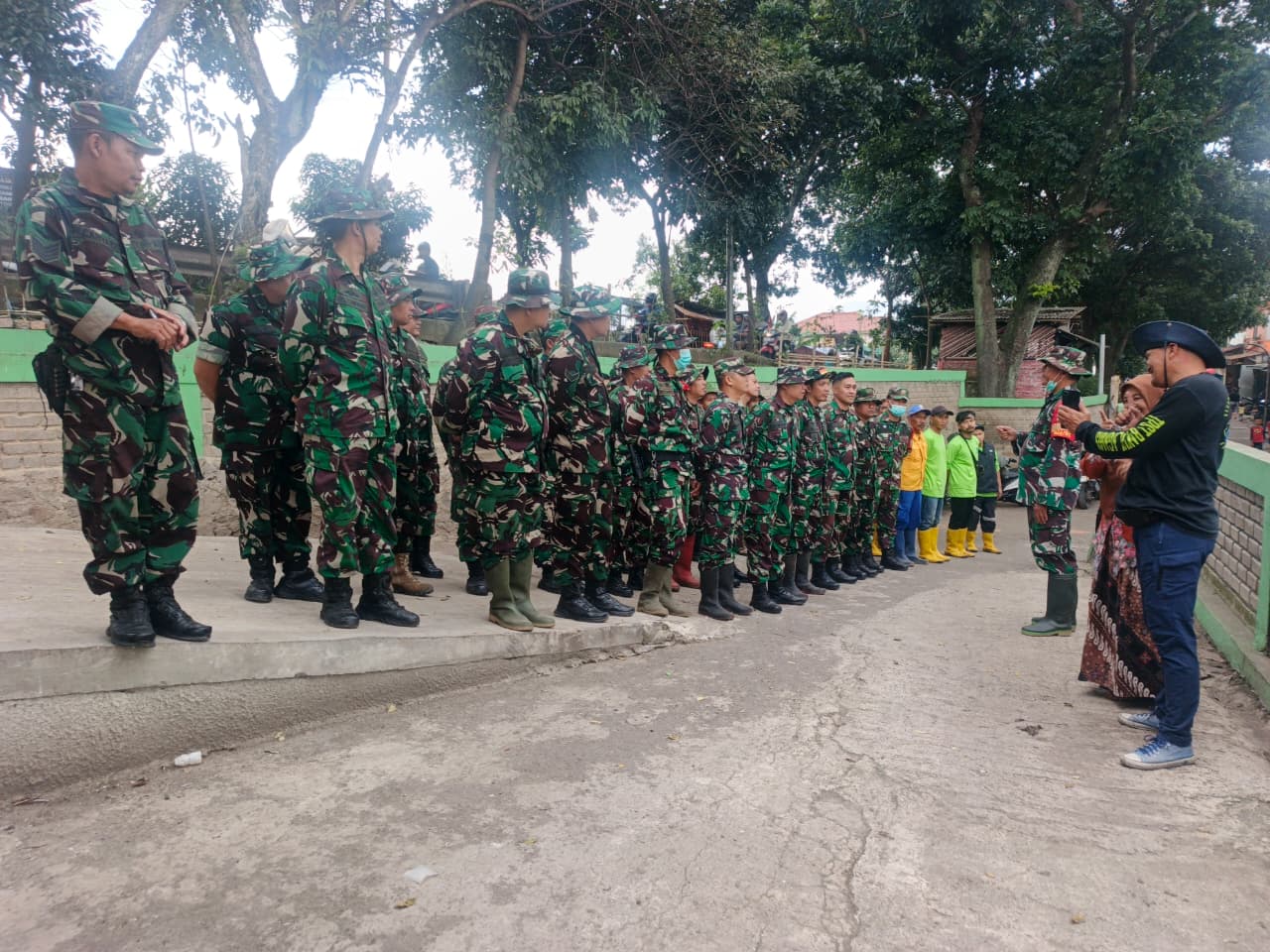 Kodim 0618/KB Gelar Kerja Bhakti Kamis Bersih dari Sampah di Lingkungan Wilayah Bandung Kulon