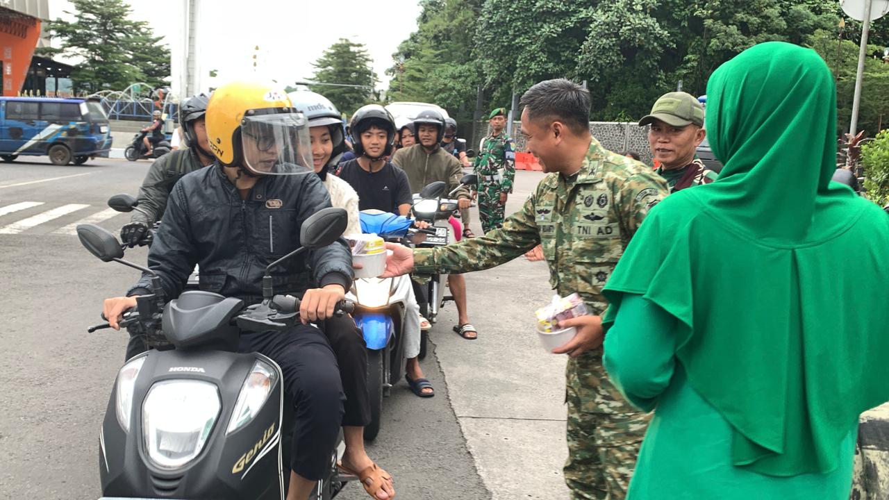 Dandim 0610/Sumedang Bersama Persit KCK Turun ke Jalan, Tebar Takjil dan Hangatkan Ramadan di Bunderan Binokasih