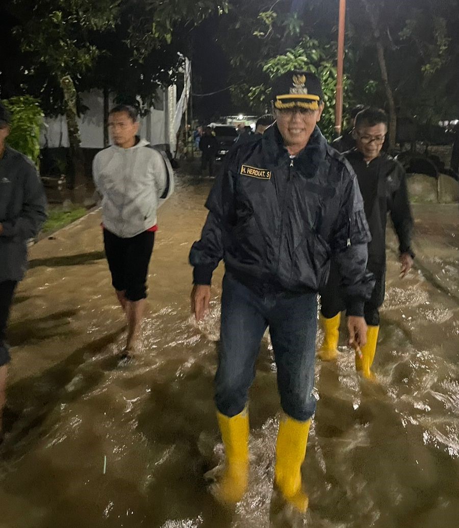 Bupati Ciamis Tinjau Lokasi Banjir, Pastikan Penanganan Cepat dan Terpadu Bupati Ciamis Tinjau Lokasi Banjir, Pastikan Penanganan Cepat dan Terpadu