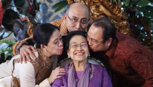 Megawati Kunjungi Uni Emirat Arab, Disambut Menteri Luar Negeri UEA dan Bahas Hubungan Bilateral Megawati Kunjungi Uni Emirat Arab, Disambut Menteri Luar Negeri UEA dan Bahas Hubungan Bilateral