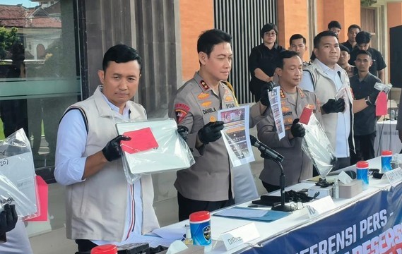 Polda Bali Bongkar Sindikat Judi Online Warga India, Omzet Capai Rp8 Miliar per Bulan Polda Bali Bongkar Sindikat Judi Online Warga India, Omzet Capai Rp8 Miliar per Bulan