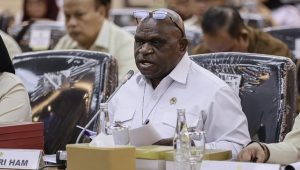 Menteri HAM Natalius Pigai Ungkap Uang Pribadi Habis Bantu Korban Bencana, Soroti Ketiadaan Anggaran Bansos Menteri HAM Natalius Pigai Ungkap Uang Pribadi Habis Bantu Korban Bencana, Soroti Ketiadaan Anggaran Bansos
