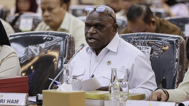 Menteri HAM Natalius Pigai Ungkap Uang Pribadi Habis Bantu Korban Bencana, Soroti Ketiadaan Anggaran Bansos
