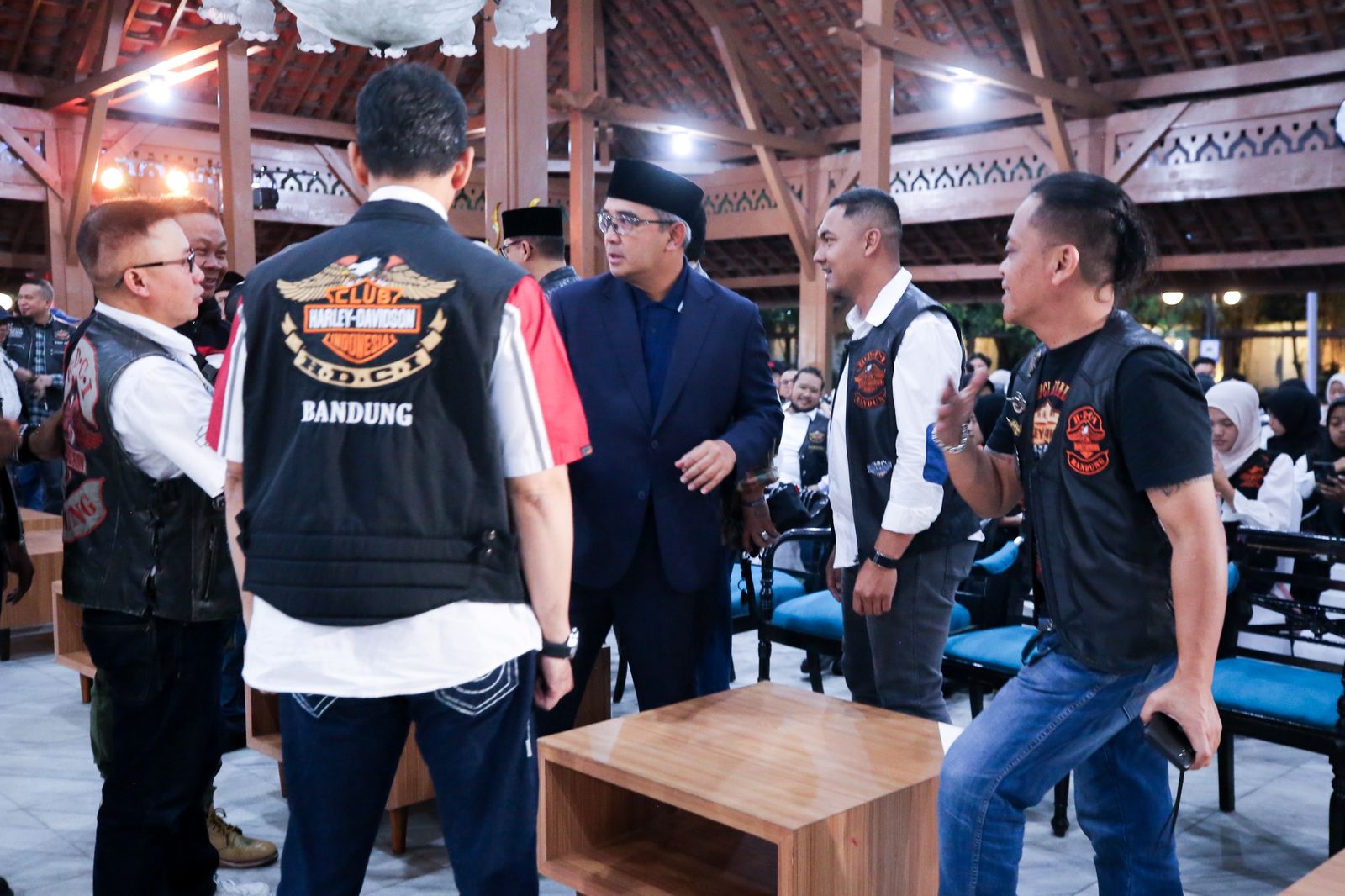 Pendopo Bandung Bergema Deru Motor, HDCI Gelar Aksi Sosial “1 Hari – 1.000 Senyum” Bersama Anak Yatim Pendopo Bandung Bergema Deru Motor, HDCI Gelar Aksi Sosial “1 Hari – 1.000 Senyum” Bersama Anak Yatim