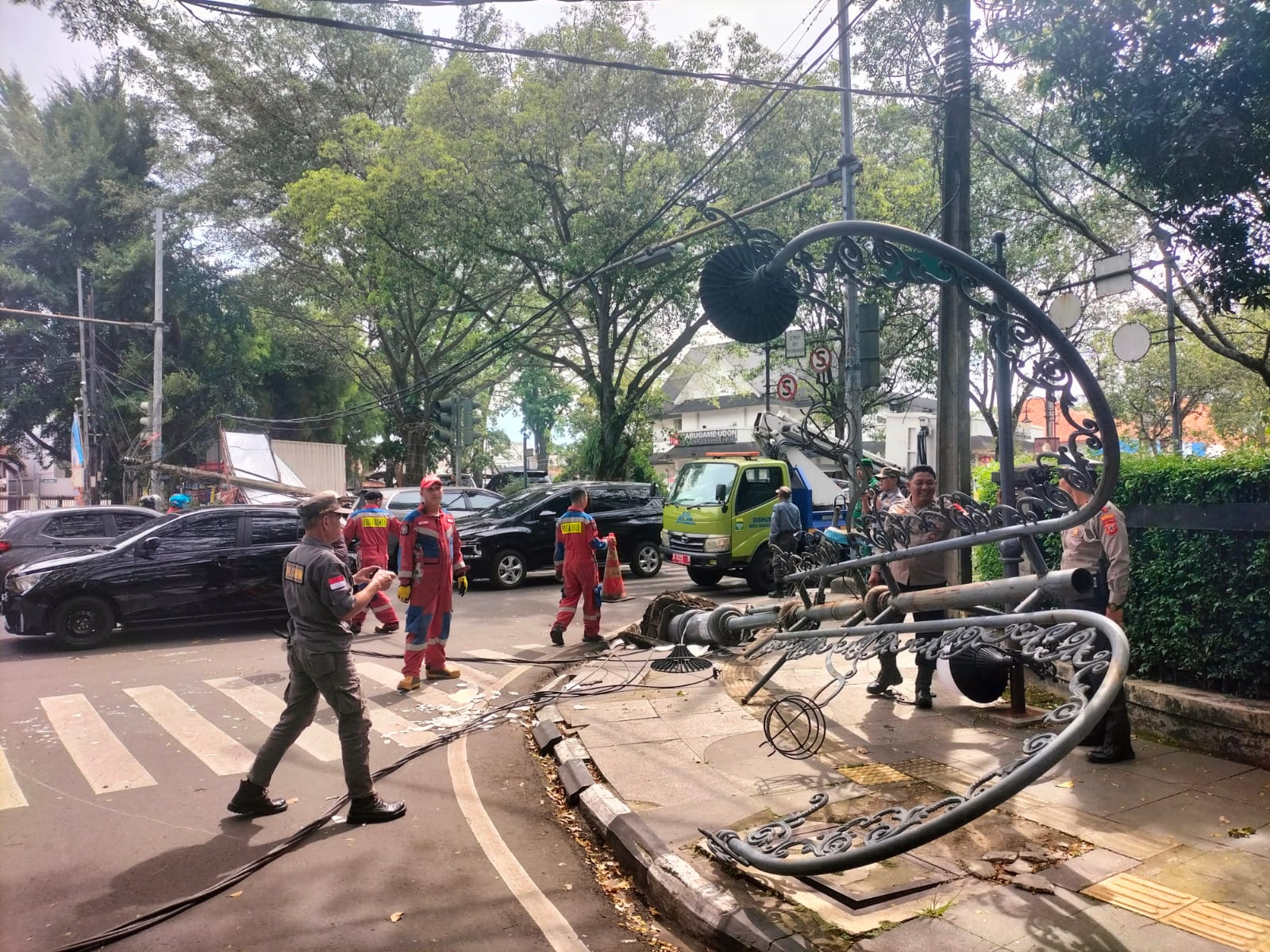 PJU Roboh di Jalan Riau Bandung, Lalu Lintas Sempat Tersendat