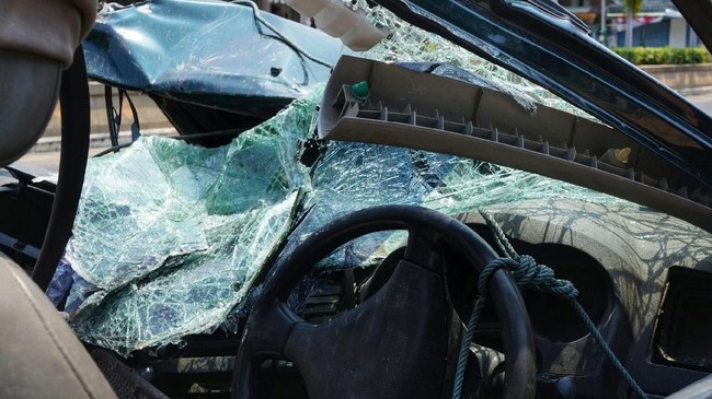 Fortuner Tabrak Agya di Tol Depok–Antasari, Dua Orang Terluka Fortuner Tabrak Agya di Tol Depok–Antasari, Dua Orang Terluka