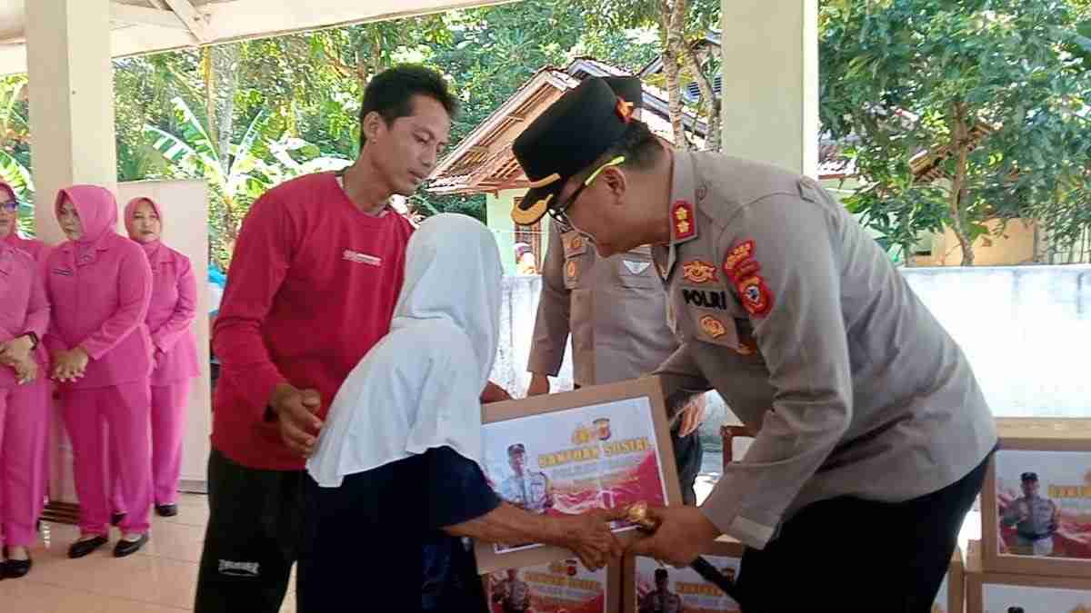 Angin Kencang Terjang Ciamis, Puluhan Rumah Rusak, Polisi Turun Tangan Bantu Warga