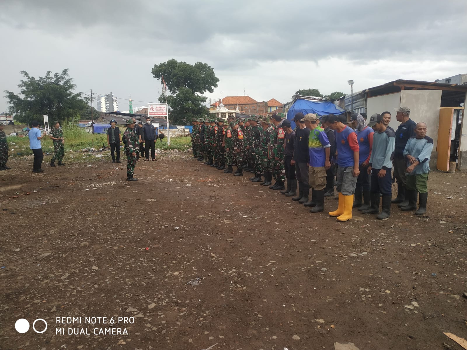 Kodim 0618/KB Laksanakan Program Kerja Bakti Kamis Bersih dari Sampah di Lingkungan Wilayah Bawah Fly Over Ciroyom. 