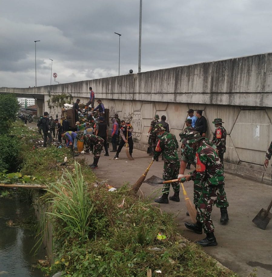 Kodim 0618/KB Laksanakan Program Kerja Bakti Kamis Bersih dari Sampah di Lingkungan Wilayah Bawah Fly Over Ciroyom. 