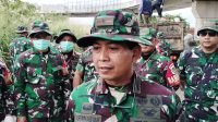Kodim 0618/KB Laksanakan Program Kerja Bakti Kamis Bersih dari Sampah di Lingkungan Wilayah Bawah Fly Over Ciroyom.