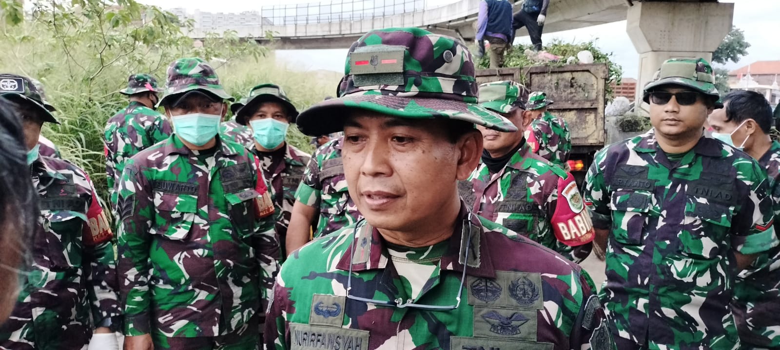 Kodim 0618/KB Laksanakan Program Kerja Bakti Kamis Bersih dari Sampah di Lingkungan Wilayah Bawah Fly Over Ciroyom.