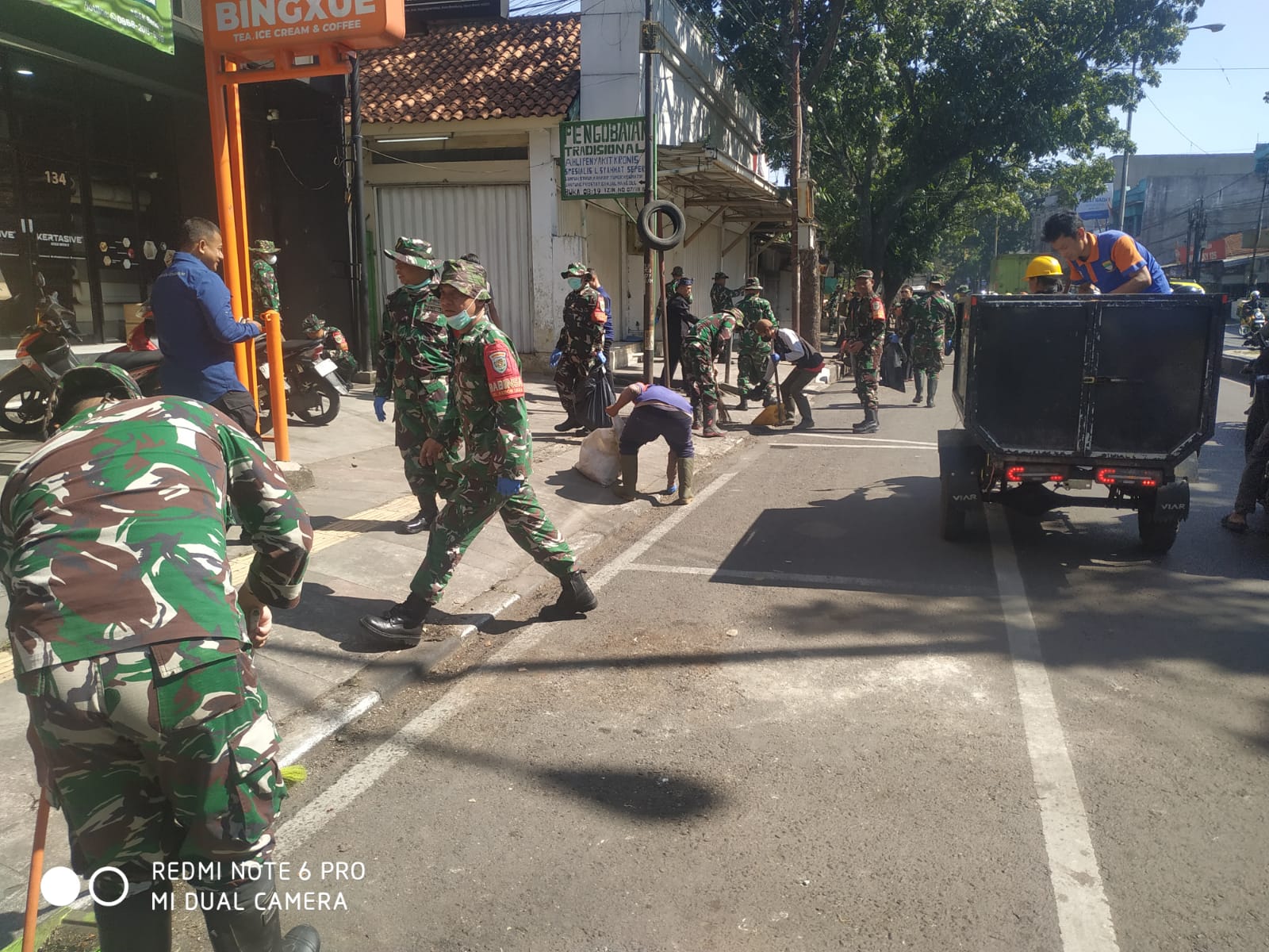 Kodim 0618/KB Melaksanakan Program Kerja Bakti Kamis Bersih dari Sampah di Wilayah Kecamatan Bojongloa Kidul. 