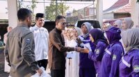 Haru dan Penuh Apresiasi, Bupati Ciamis Serahkan THR untuk Pasukan Ungu di Apel Pagi DPRKPLH