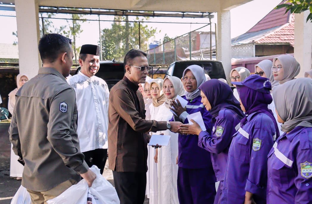 Haru dan Penuh Apresiasi, Bupati Ciamis Serahkan THR untuk Pasukan Ungu di Apel Pagi DPRKPLH