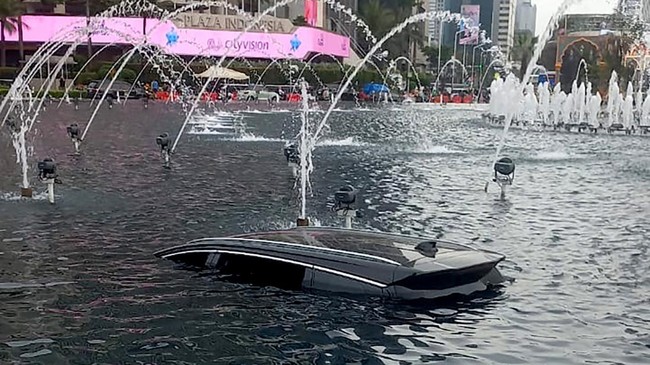 Taksol Nyemplung ke Kolam Bundaran HI, Diduga Sopir Kurang Hati-hati