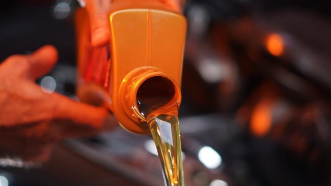 Kapan Waktu Tepat Ganti Oli Mobil? Kenali Tanda-Tandanya Sebelum Mesin Rusak