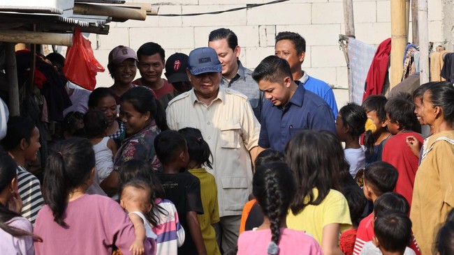 Prabowo ‘Menyamar’ Kunjungi Warga Bantaran Rel Senen, Janji Bangun Rumah Layak Huni