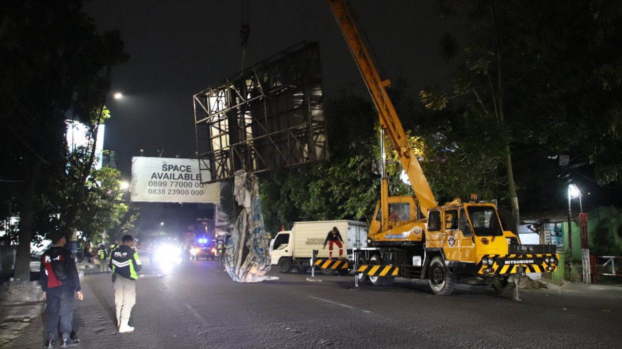 Pemkot Bandung Tertibkan Reklame Ilegal, Wali Kota Tegaskan Prioritas Keselamatan dan Estetika Kota Pemkot Bandung Tertibkan Reklame Ilegal, Wali Kota Tegaskan Prioritas Keselamatan dan Estetika Kota