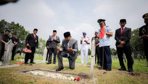 Ziarah Khidmat di Cikutra, Wali Kota Bandung Kenang Jasa Pahlawan Tanpa Nama