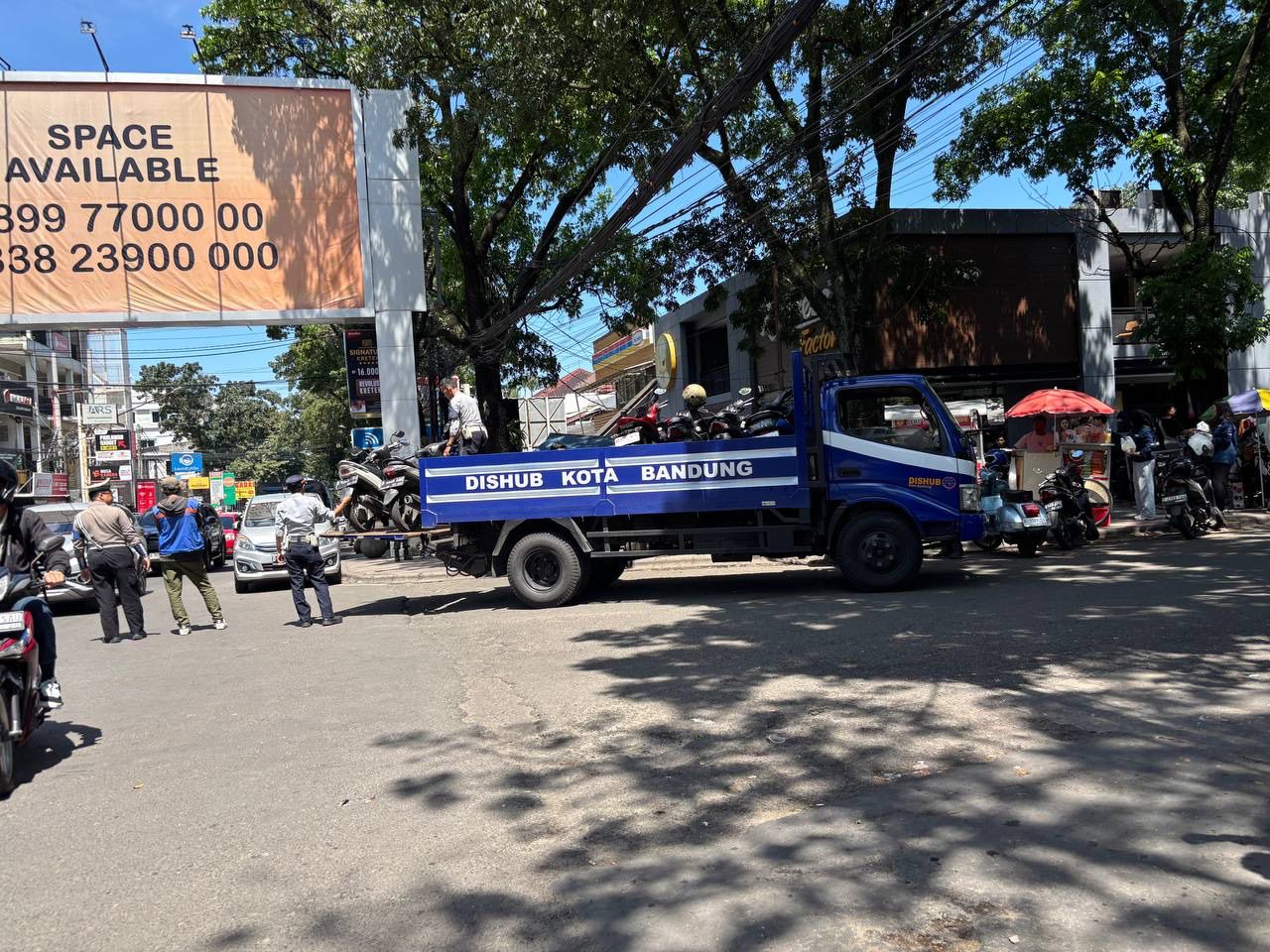 Dishub Bandung Tertibkan Parkir Liar di Kawasan Wisata, Puluhan Kendaraan Ditindak