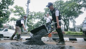 Pemkot Bandung Percepat Perbaikan Jalan, 17 Ruas Ditangani Sekaligus Pemkot Bandung Percepat Perbaikan Jalan, 17 Ruas Ditangani Sekaligus