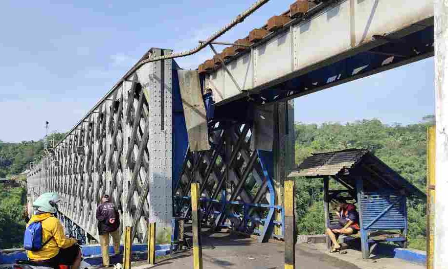 Jembatan Cirahong Tanpa Penjaga, Lalu Lintas Dua Arah Picu Kebingungan dan Kekhawatiran Pengendara