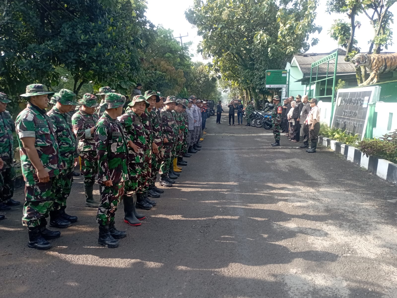 Kodim 0618/KB Laksanakan Program Kerja Bakti Kamis Bersih Bantaran Sungai Cipamokolan Kolot di Wilayah Koramil 1810/Arcamanik